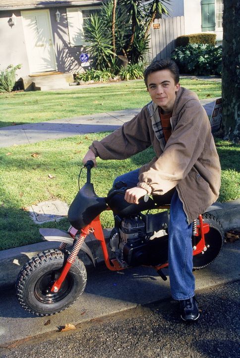 Malcolm (Frankie Muniz) fährt mit einem alten Mini-Bike herum ... - Bildquelle: TM +   2000 Twentieth Century Fox Film Corporation. All Rights Reserved.