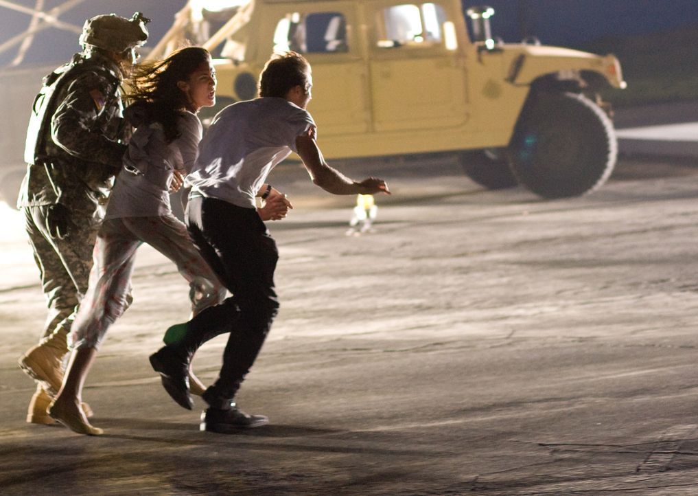 Können Beth (Odette Yustman, M.) und Rob (Michael Stahl-David, r.) den Attacken des schier unsterblichen Monsters noch entkommen? - Bildquelle: Paramount Pictures