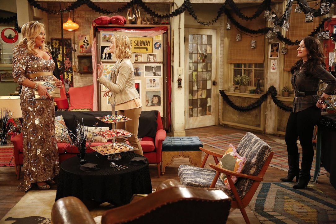 Eine Geiselnahme macht Sophie (Jennifer Coolidge, l.), Caroline (Beth Behrs, M.) und Max (Kat Dennings, r.) einen Strich durch die Rechnung und stel... - Bildquelle: Warner Bros. Television