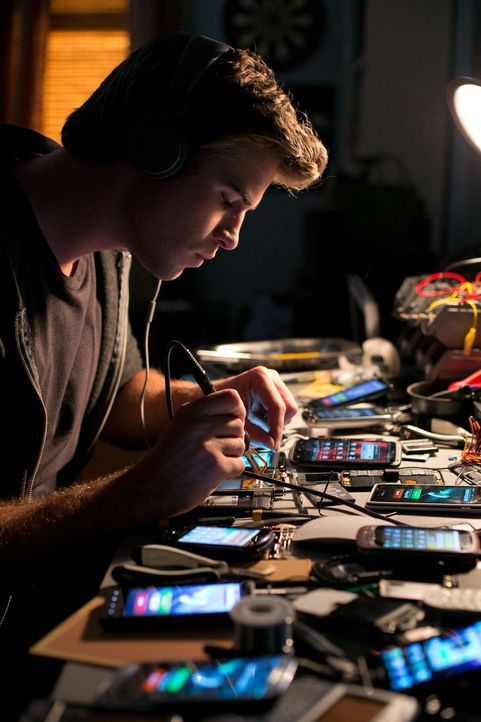 Adam Cassidy (Liam Hemsworth) wartet auf eine Chance, sein Talent zu zeigen und mit einer seiner technologischen Entwicklungen groß rauszukommen. - Bildquelle: 2012 Paranoia Acquisitions LLC. All rights reserved.