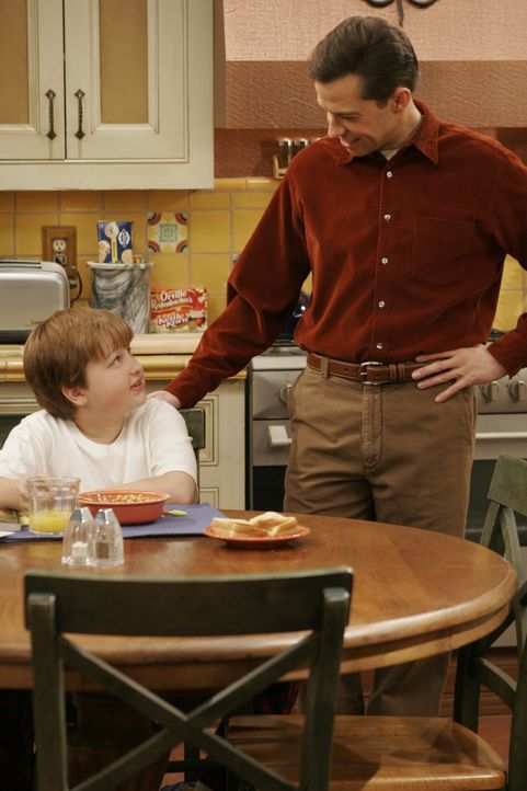 Jake Harper (Angus T. Jones, l.); Alan Harper (Jon Cryer, r.) - Bildquelle: Warner Brothers Entertainment Inc.