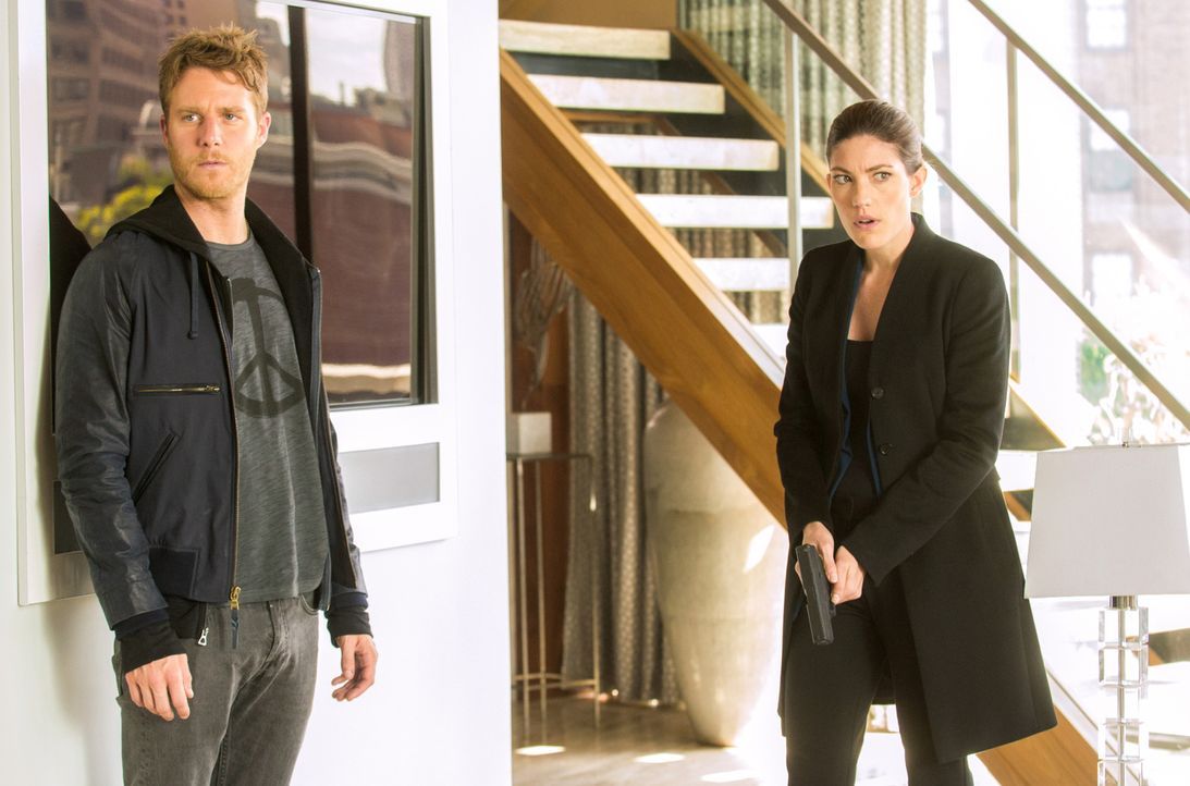 Als Naz unter dem Verdacht steht Terrorismus zu unterstützen und festgenommen wird, versuchen Brian (Jake McDorman, l.) und Rebecca (Jennifer Carpen... - Bildquelle: Jeff Neira 2015 CBS Broadcasting, Inc. All Rights Reserved