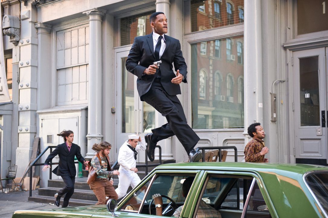 Muss sich kräftig sputen, weil das Schicksal der kompletten Menschheit auf dem Spiel steht: Agent Jay (Will Smith) muss eine Zeitreise in die Vergan... - Bildquelle: Wilson Webb 2012 Columbia Pictures Industries, Inc.  All rights reserved.