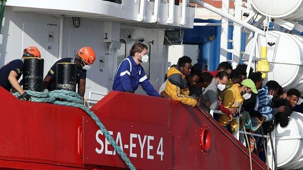 Deutsches Schiff mit Geretteten in Sizilien angelegt