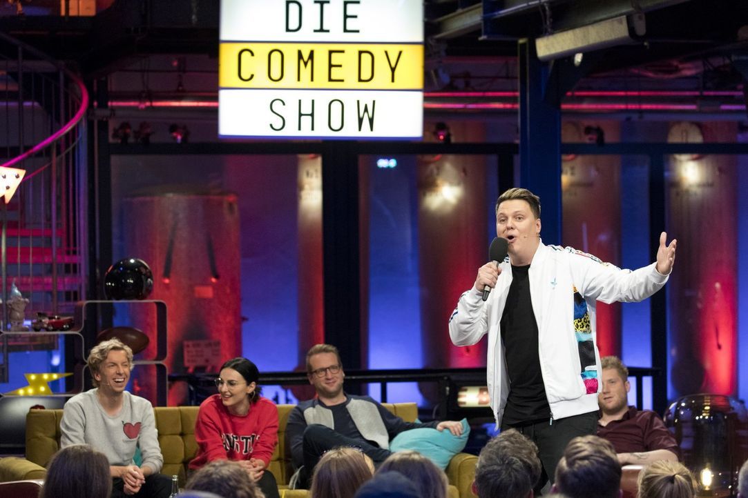 Präsentiert in "Die Comedy-Show" eine von fünf unglaublichen, witzigen Storys: Kevin Ray ... - Bildquelle: Benedikt Müller ProSieben