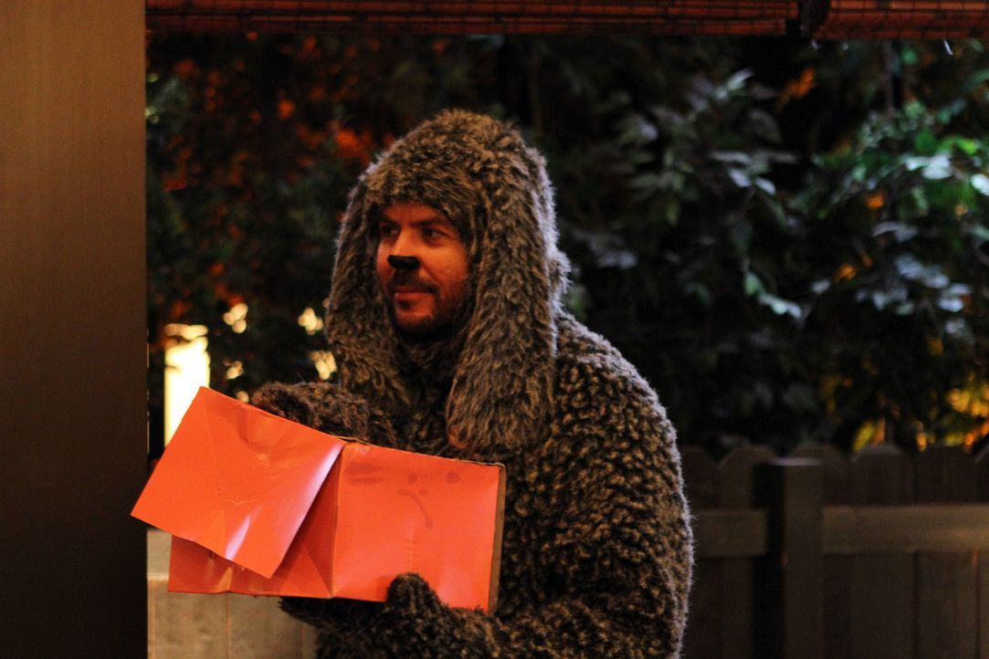 Wilfred (Jason Gann) möchte unbedingt bei dem Viererdate von Ryan, Amanda, Jenna und Drew dabei sein. Trotz Widerrede mogelt er sich ins Haus und j... - Bildquelle: 2011 FX Networks, LLC. All rights reserved.