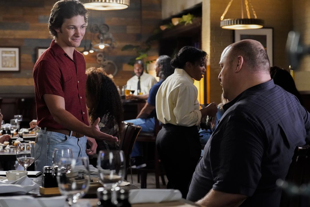 Georgie Cooper (Montana Jordan, l.); Jim McCallister (Will Sasso, r.) - Bildquelle: Robert Voets © 2022 Warner Bros. Entertainment Inc. All Rights Reserved. / Robert Voets