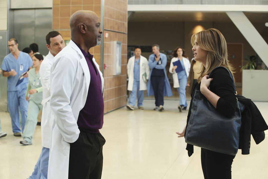Arizona (Jessica Capshaw, r.) kehrt nach Seattle zurück und muss feststellen, dass sich weder Callie noch Webber (James Pickens, Jr. l.) freuen sie... - Bildquelle: ABC Studios