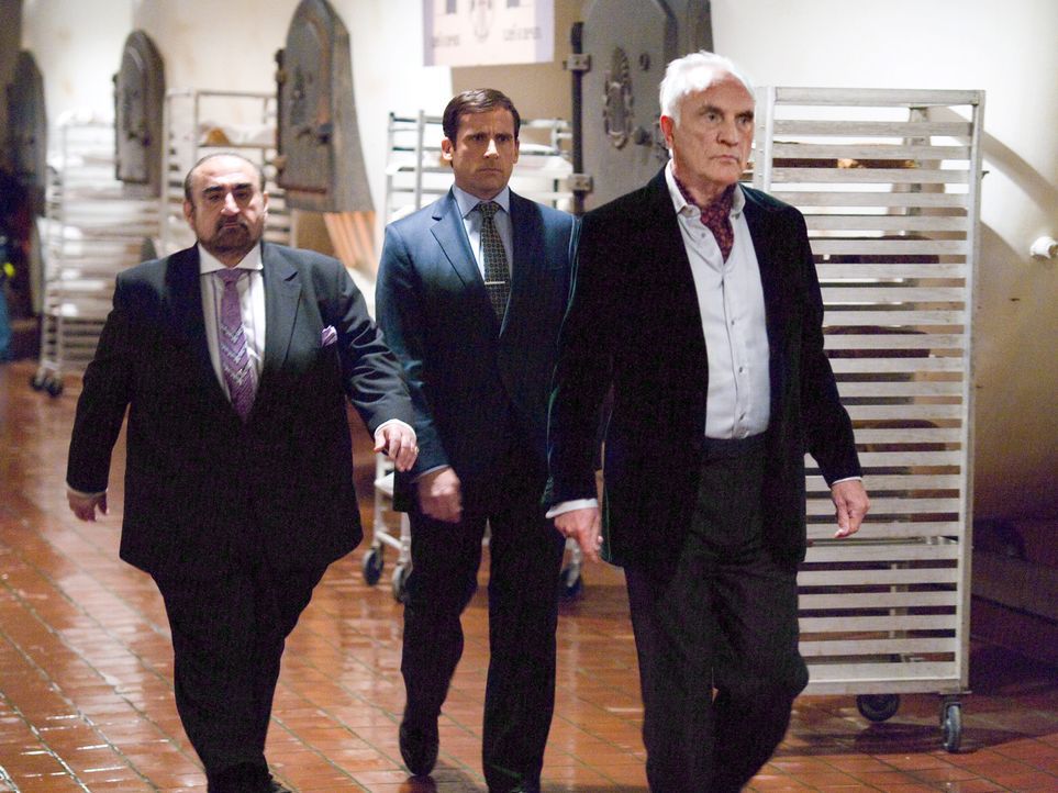 Wider Erwarten gelingt es Maxwell Smart (Steve Carell, M.), bis zu KAOS-Chef Siegfried (Terence Stamp, r.) und seinem stets bereiten Helfershelfer S... - Bildquelle: Warner Brothers