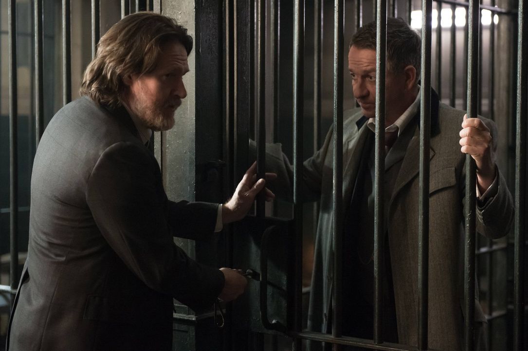 Während Barbara sich mit Gordon aussöhnen möchte, muss Bullock (Donal Logue, l.) Alfred (Sean Pertwee, r.) aus dem Gefängnis holen ... - Bildquelle: Warner Brothers