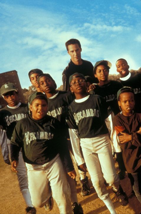 Mit der Zeit wächst Conor (Keanu Reeves, M.) das seltsame Team so sehr ans Herz, dass ihm die Arbeit sogar Freude bereitet ... - Bildquelle: Paramount Pictures