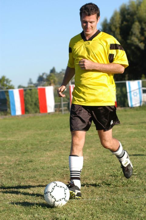 Findet schon bald seinen Meister: der ehemalige Fußballgott Bryan MacGreggor (Nick Moran) ... - Bildquelle: 2006 Sony Pictures Television International