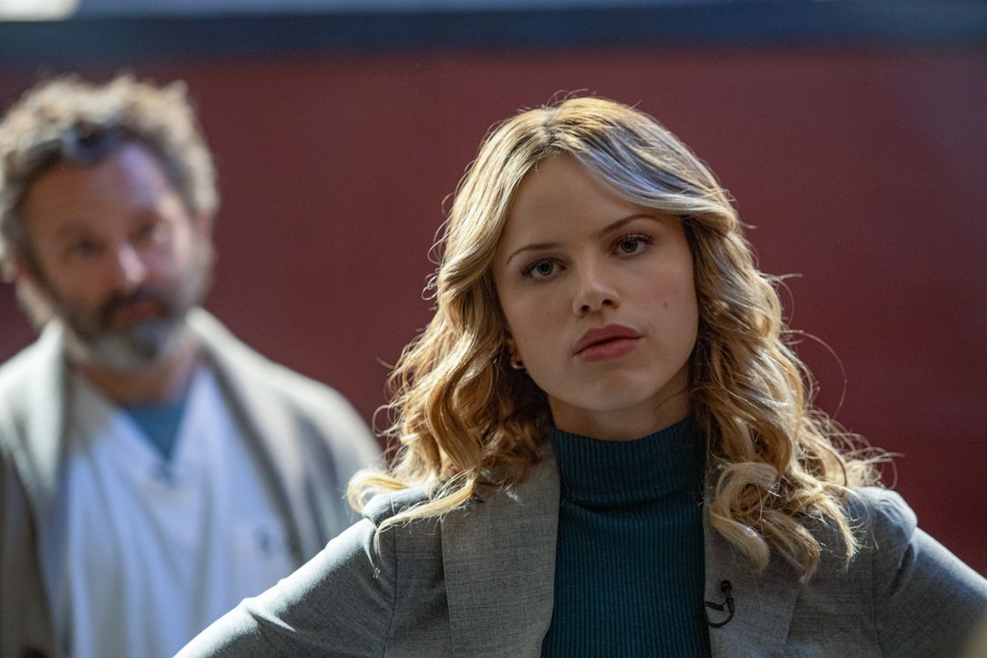 Dr. Martin Whitly (Michael Sheen, l.); Ainsley Whitly (Halston Sage, r.) - Bildquelle: © 2019 Warner Bros. Entertainment Inc. All Rights Reserved.