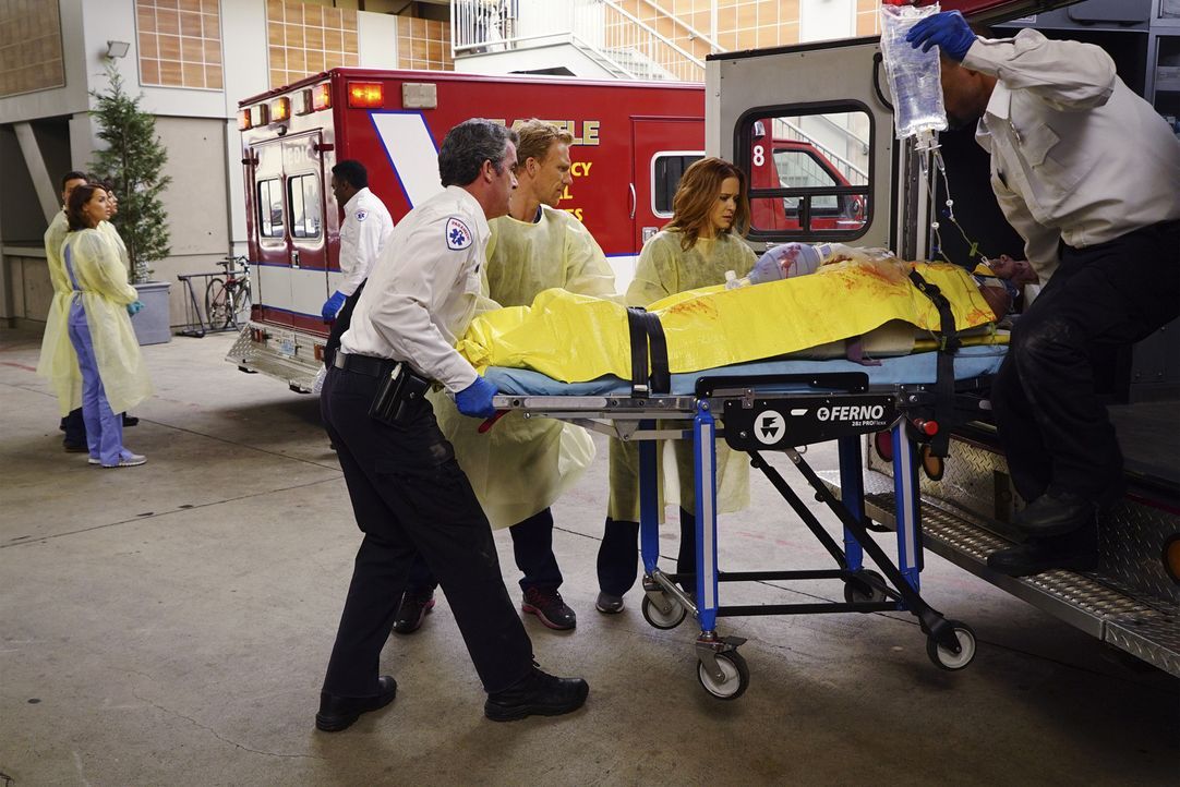 Hoffen, den Verletzten retten zu können: Owen (Kevin McKidd, vorne 2.v.l.) und April (Sarah Drew, vorne 2.v.r.) ... - Bildquelle: ABC Studios