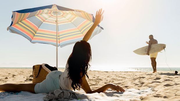 Sonnenschirm bietet Schutz gegen UV-Strahlung