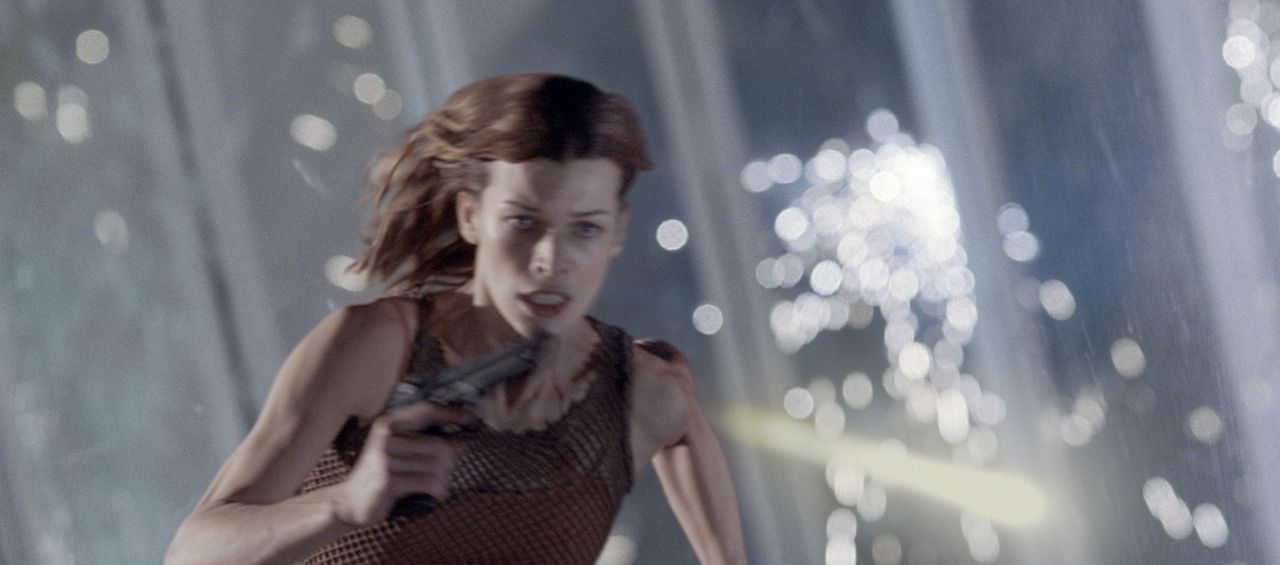 Alice (Milla Jovovich) hat einen starken Gegner: Nemesis, ein von der Umbrella Corporation gezüchteter Riesen-Mutant ... - Bildquelle: Constantin Film