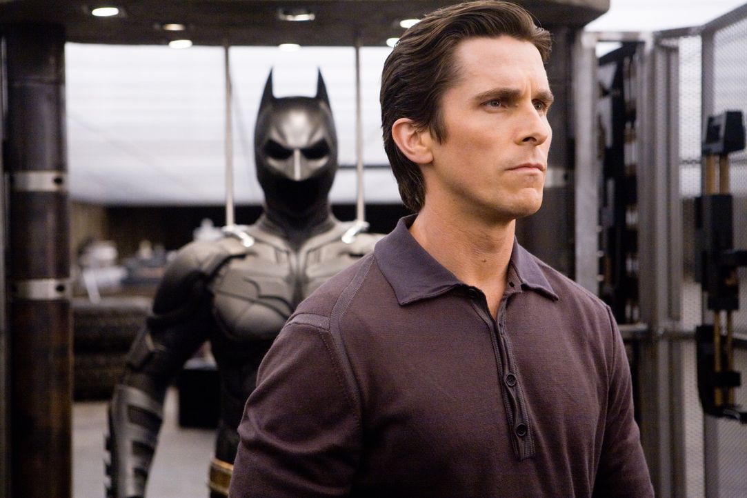 Bruce Wayne (Christian Bale) will nicht länger Batman sein - aber er muss ... - Bildquelle: Warner Bros.