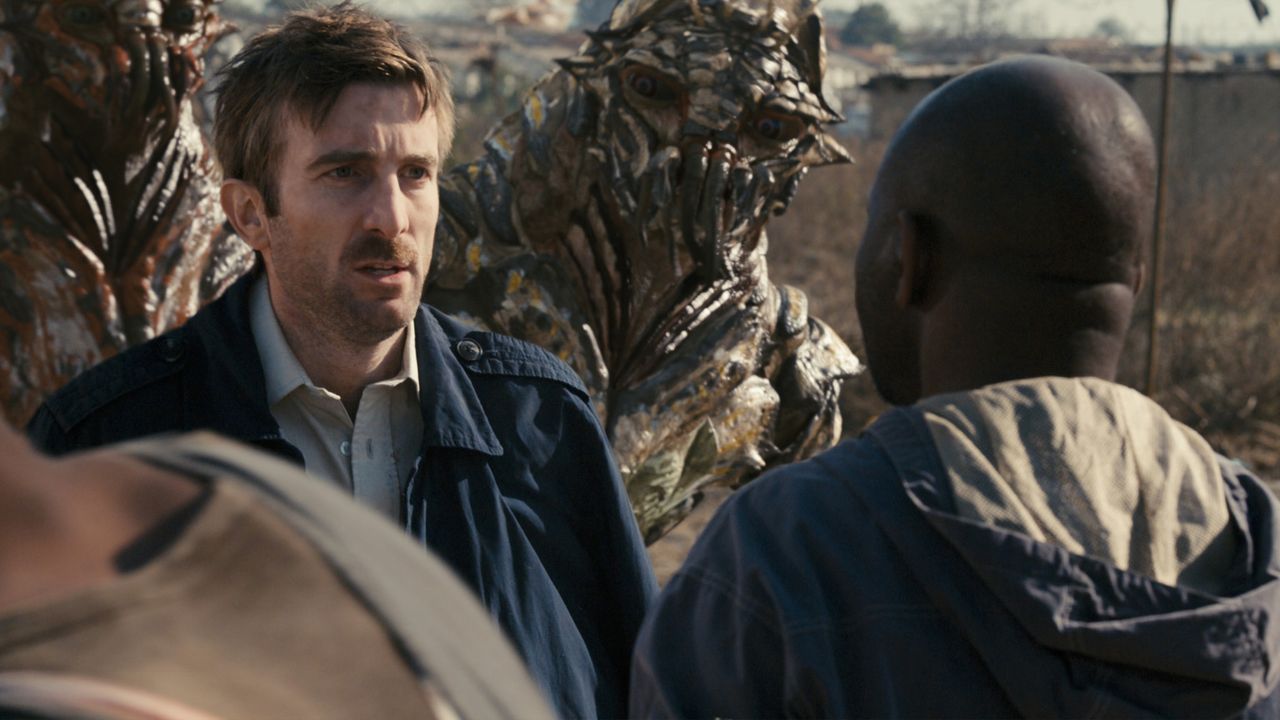 Als die MNU damit beginnt, alle nicht-menschlichen Wesen vom District 9 in ein neues Camp zu verlegen, infiziert sich der MNU-Agent Wikus van der Me... - Bildquelle: 2009 District 9 Ltd. All Rights Reserved.