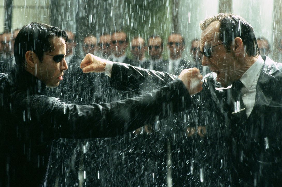 Der Kampf der Giganten beginnt: Neo (Keanu Reeves, l.) und Agent Smith (Hugo Weaving, r.) ... - Bildquelle: Warner Bros.
