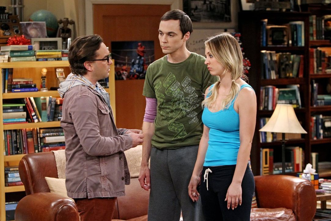 Sheldon (Jim Parsons, M.) versucht, sich zu entspannen, da er gezwungen wurde, Urlaub zu nehmen. Währenddessen tut sich Leonard (Johnny Galecki, l.)... - Bildquelle: Warner Brothers