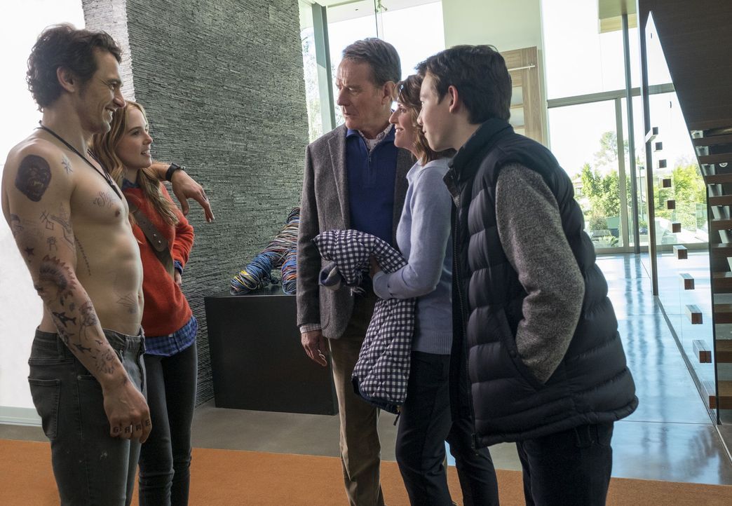Als Ned (Bryan Cranston, M.), Barb (Megan Mullally, 2.v.r) und Scotty (Griffin Gluck, r.) nach Kalifornien reisen, um Stephanie (Zoey Deutch, 2.v.l.... - Bildquelle: Scott Garfield TM &   2016 Twentieth Century Fox Film Corporation. All Rights Reserved. Not for sale or duplication./ Scott Garfield