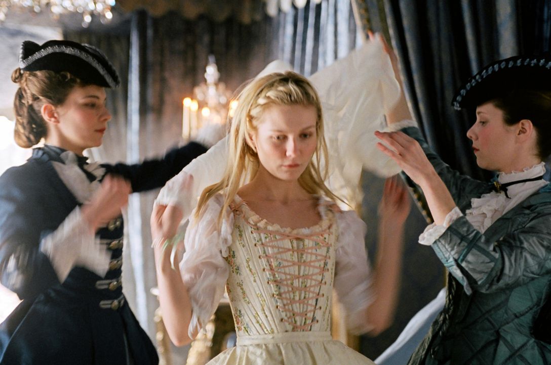 Bei der Übergabezeremonie wird Marie-Antoinette (Kirsten Dunst, M.) jedes persönliche Eigentum - einschließlich der Kleidung - abgenommen ... - Bildquelle: 2006 I Want Candy, LLC. All Rights Reserved.