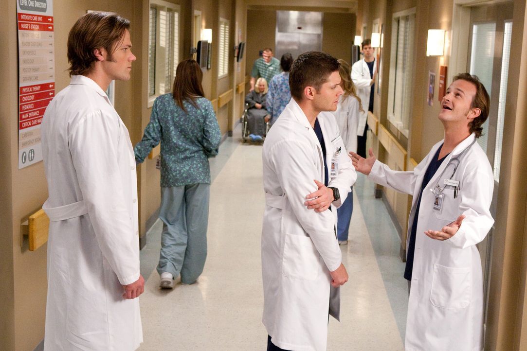 Dean (Jensen Ackles, M.) und Sam (Jared Padalecki, l.) finden sich auf einmal in einer Serie von TV-Shows wieder und stellen fest, dass es kein Entk... - Bildquelle: Warner Bros.