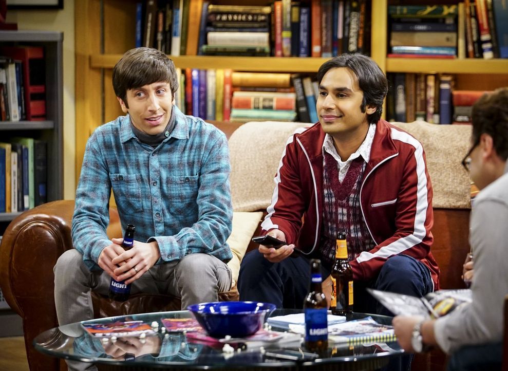 Während Howard (Simon Helberg, l.) ein Geheimnis von Sheldon lüftet, wird Raj (Kunal Nayyar, r.) von Bernadette beauftragt, zu recherchieren, ob ihr... - Bildquelle: Warner Bros. Television