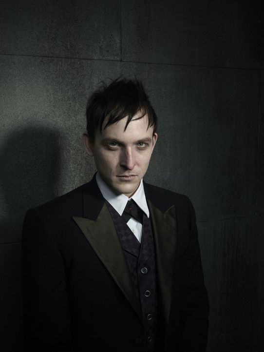 (1. Staffel) - Der ausgesprochen kluge, aber auch sadistische Gangster Oswald "Penguin" Cobblepot (Robin Lord Taylor) ist für Fish Mooney, aber auch... - Bildquelle: Warner Bros. Entertainment, Inc.