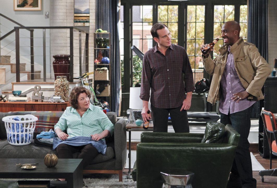 Erzählen Carol (Margo Martindale, l.) von ihrer Aufgabe, eine eigene Kindersendung zu entwickeln: Nathan (Will Arnett, M.) und Ray (J.B. Smoove, r.)... - Bildquelle: 2013 CBS Broadcasting, Inc. All Rights Reserved.