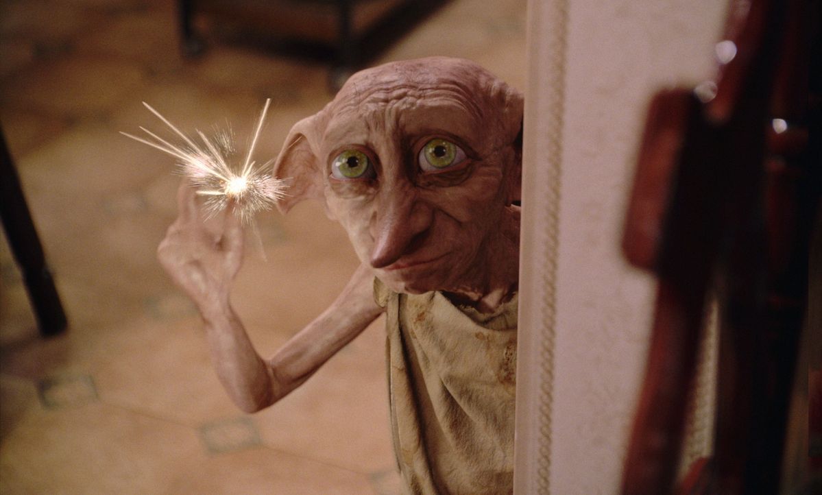 Hauself Dobby (Bild) will Harry unbedingt davon abhalten, weiter auf die Schule für Hexerei und Zauberei zu gehen. Doch was der boshafte Elf auch an... - Bildquelle: Warner Bros. Pictures