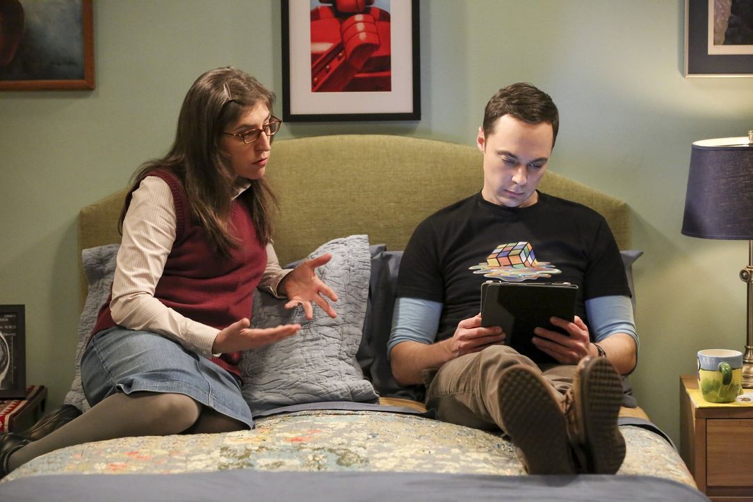 Dass Sheldon (Jim Parsons, r.) plötzlich Probleme mit dem Älter werden bekommt, versteht Amy (Mayim Bialik, l.) absolut nicht. Dennoch setzt Sheldon... - Bildquelle: 2016 Warner Brothers