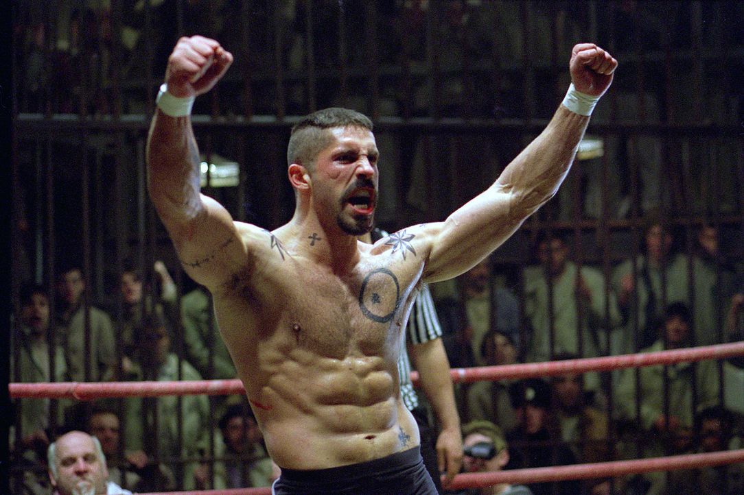 Siegessicher tritt Knast-Champion Yuri Boyka (Scott Adkins) gegen US Berufsboxer Chambers in den Ring. Doch er unterschätzt die Wut des betrogenen... - Bildquelle: Nu Image Films
