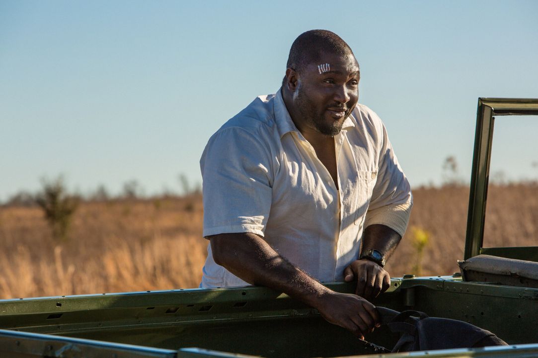 Während er bei den Löwen um sein Überleben bangte, wurde Abraham (Nonso Anozie) Eines klar: Die Tiere töten nicht, um zu essen ... - Bildquelle: Steve Dietl 2015 CBS Broadcasting Inc. All Rights Reserved.