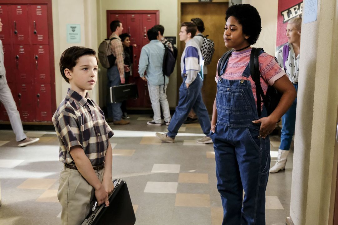 Die ältere Libby (Anjelika Washinton, r.) weiht Sheldon (Iain Armitage, l.) in ein neues Wissenschaftsfeld ein ... - Bildquelle: Warner Bros. Television
