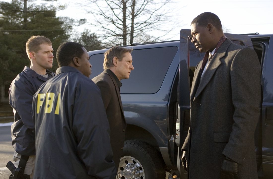 Mit Hilfe des FBI-Neulings Eric O'Neill konnte Special Agent Dean Plesac (Dennis Haysbert, r.) den FBI-Agenten Robert Hanssen (Chris Cooper, 2.v.r.)... - Bildquelle: Universal Pictures