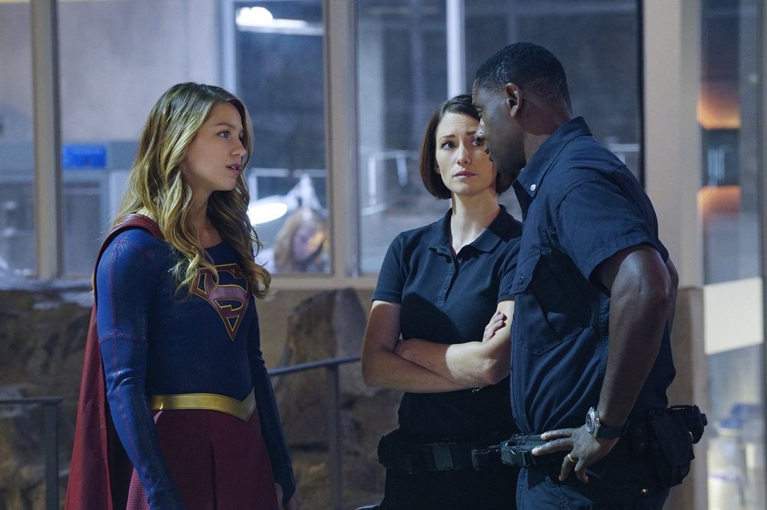 Hank (David Harewood, r.) verlangt von Kara (Melissa Benoist, l.) sich aus der Angelegenheit mit ihrer Tante Astra herauszuhalten und auch Alex (Chy... - Bildquelle: 2015 Warner Bros. Entertainment, Inc.