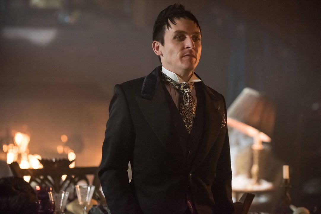 Als Penguin (Robin Lord Taylor) erfährt, dass Azrael der Mörder seiner Mutter ist, schwört er Rache, während Bruce und Selina in Arkham einbrechen w... - Bildquelle: Warner Brothers