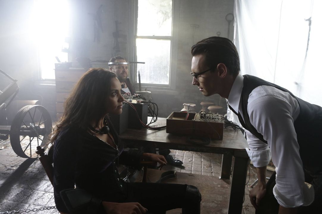 Edward Nygma (Cory Michael Smith, r.) entführt Butch (Drew Powell, M.) und Tabitha (Jessica Lucas, l.), um sich für Isabellas Tod zu rächen ... - Bildquelle: Warner Brothers