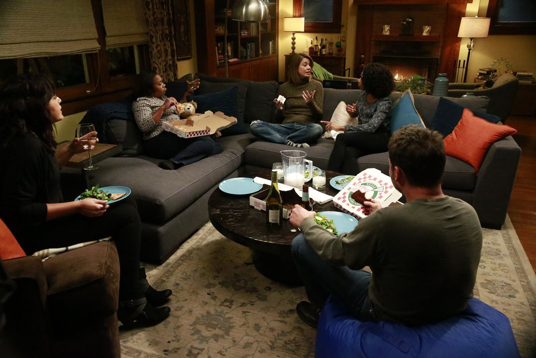 Nach der brutalen Attacke auf Meredith (Ellen Pompeo, M.), kümmern sich Callie (Sara Ramirez, l.), Maggie (Kelly McCreary, 2.v.r.), Bailey (Chandra... - Bildquelle: Michael Hassan ABC Studios