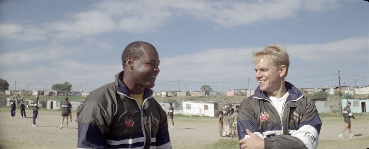 Viele im Umfeld Mandelas zweifeln daran, dass der Sport 50 Jahre Rassentrennung überwinden kann, weil mit einer Ausnahme nur weiße Spieler (Matt Dam... - Bildquelle: Warner Bros.