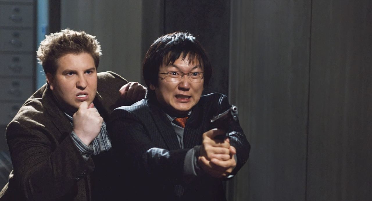 Als fast alle Agenten von Gangstern enttarnt werden, müssen der Analytiker und die beiden Erfinder Bruce (Masi Oka, r.) und Lloyd (Nate Torrence, l... - Bildquelle: Warner Brothers