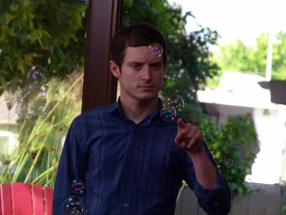 Mit Seifenblasen kann Ryan (Elijah Wood) Wilfred ganz einfach ablenken ... - Bildquelle: 2011 FX Networks, LLC. All rights reserved.