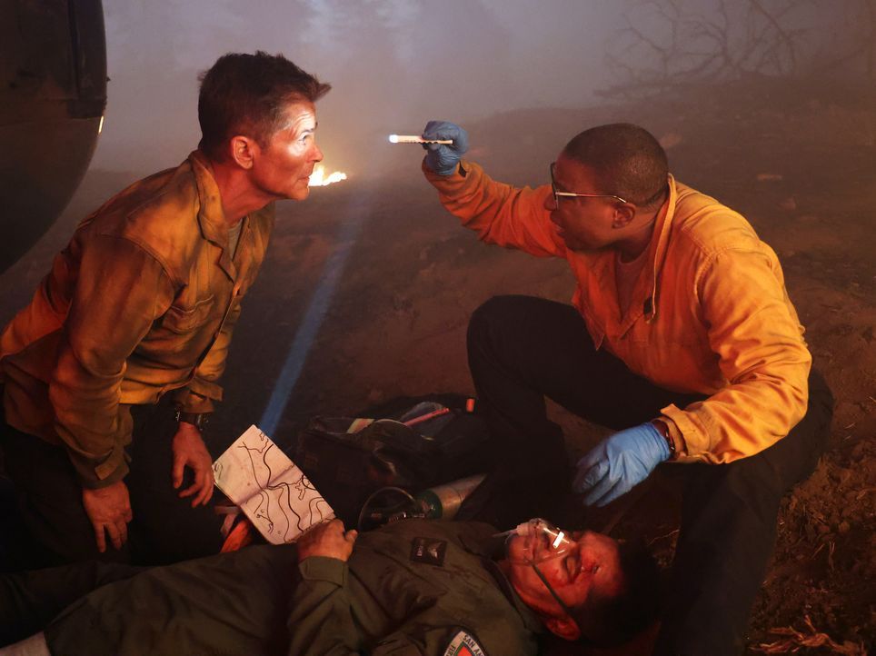 Owen Strand (Rob Lowe, l.); Henrietta "Hen" Wilson (Aisha Hinds, r.) - Bildquelle: Jordin Althaus © 2021 Twentieth Century Fox Film Corporation. All rights reserved. / Jordin Althaus