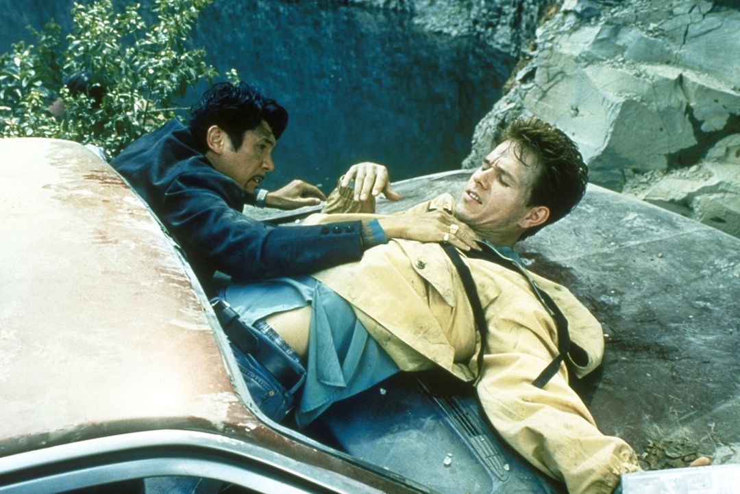 Um seine Haut zu retten, schiebt Cisco (Lou Diamond Phillips, l.) die Entführung Mel (Mark Wahlberg, r.) in die Schuhe ... - Bildquelle: Columbia Pictures