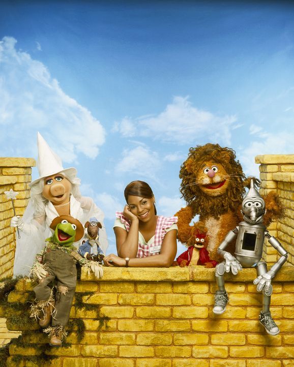 Eines Tages wird das junge Mädchen Dorothy Gale (Ashanti) von einem Tornado erfasst und ins ferne Land Oz gewirbelt. Dort trifft sie auf Munchkins (... - Bildquelle: The Muppets Holding Company, LLC. MUPPETS characters and elements are trademarks of the Muppet Holding Company, LLC.  All rights reserved