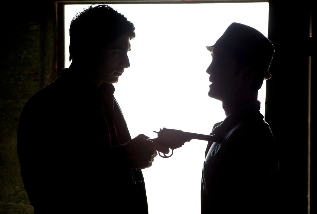 Detektiv Dylan Dog (Brandon Routh, l.) gerät mit seinem Assistenten Marcus (Sam Huntington, r.) in einen mörderischen Krieg zwischen Vampiren und We... - Bildquelle: Kinowelt GmbH