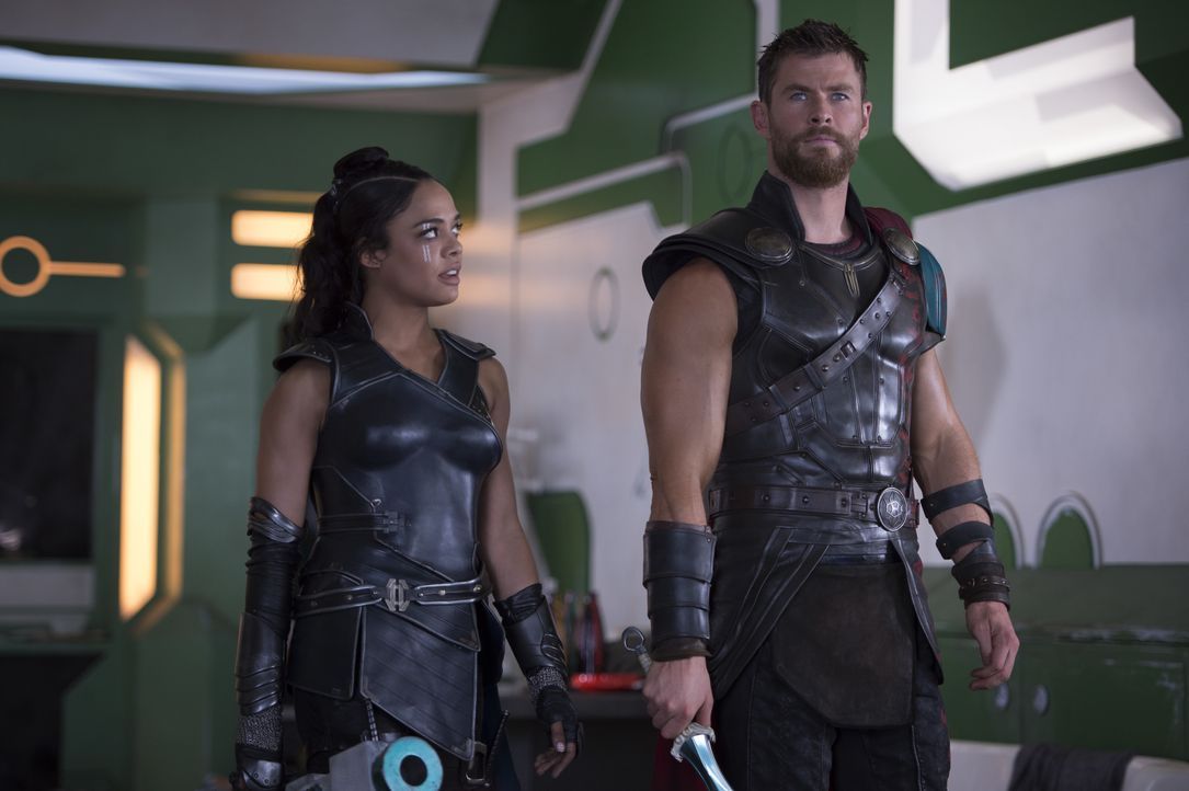 Valkyrie (Tessa Thompson, l.); Thor (Chris Hemsworth, r.) - Bildquelle: Jasin Boland Marvel Studios 2017 / Jasin Boland