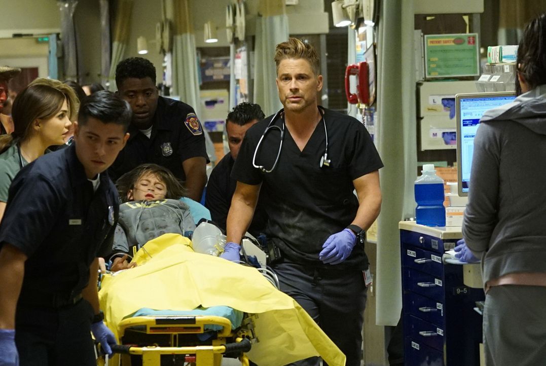 Willis (Rob Lowe, r.) eilt zur Hilfe, als bei einer Halloween-Party Feuer ausbricht. Unterdessen geht es in der Notaufnahme hoch her, denn nicht nur... - Bildquelle: Monty Brinton 2015 ABC Studios