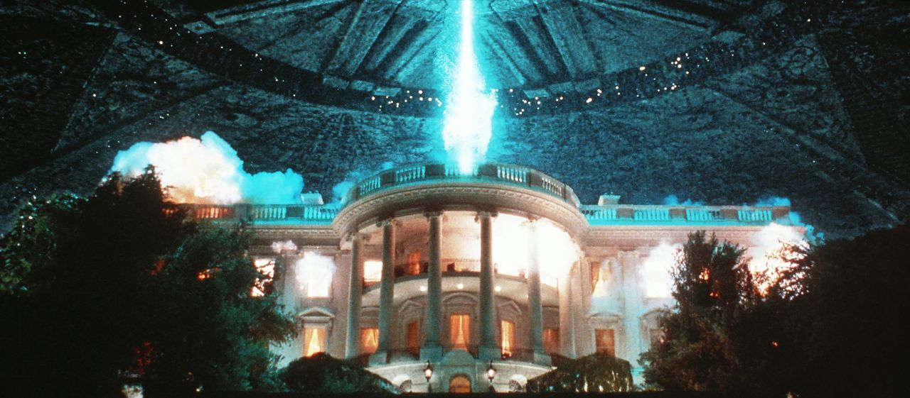 Die außerirdischen UFOs vernichten in Windeseile und in einem ungeheuren Feuersturm der Zerstörung das Weiße Haus ... - Bildquelle: 20th Century Fox Film Corporation